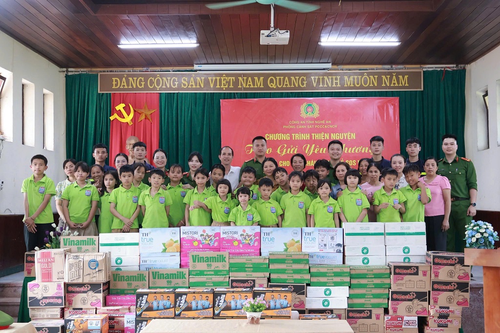 Quà được trao đến các em nhỏ có hoàn cảnh đặc biệt tại Làng trẻ SOS Vinh