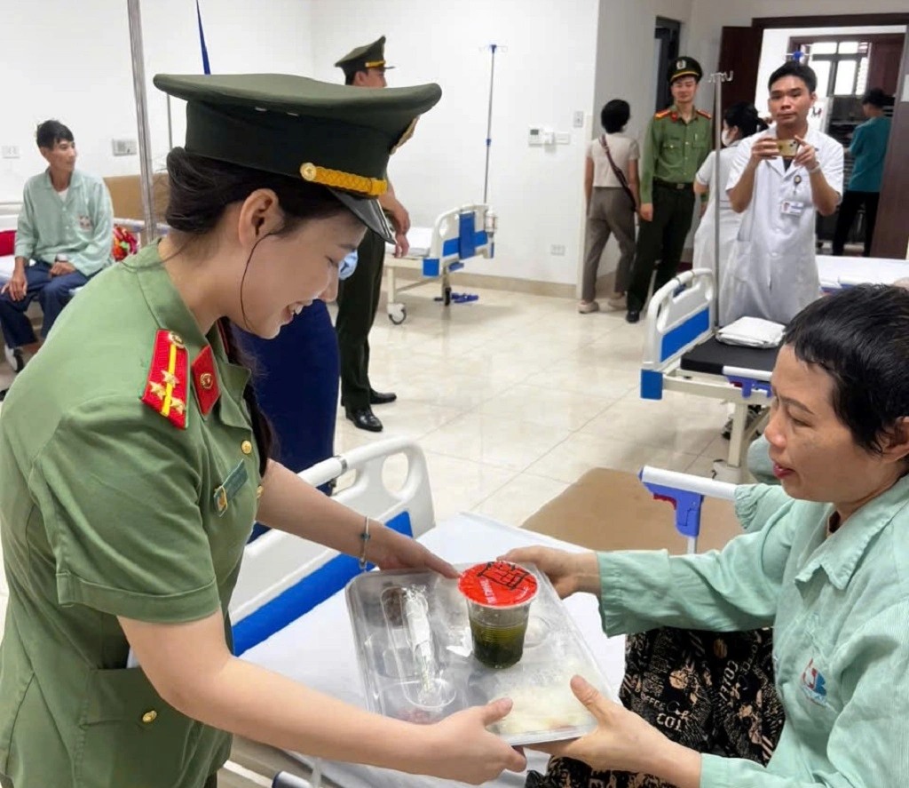 Đoàn viên, thanh niên Cụm thi đua số 1 trao cháo tận tay bệnh nhân tại phòng bệnh