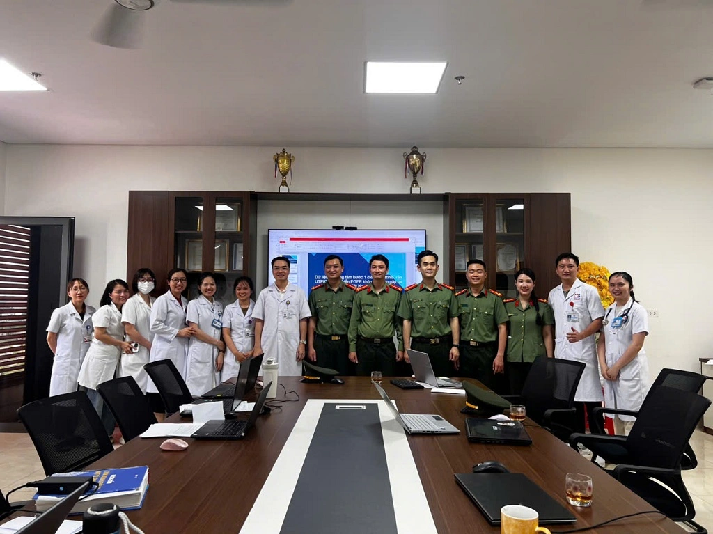 Đoàn viên, thanh niên Cụm thi đua số 1 và y, bác sỹ Bệnh viện Ung bướu Nghệ An chụp ảnh lưu niệm 