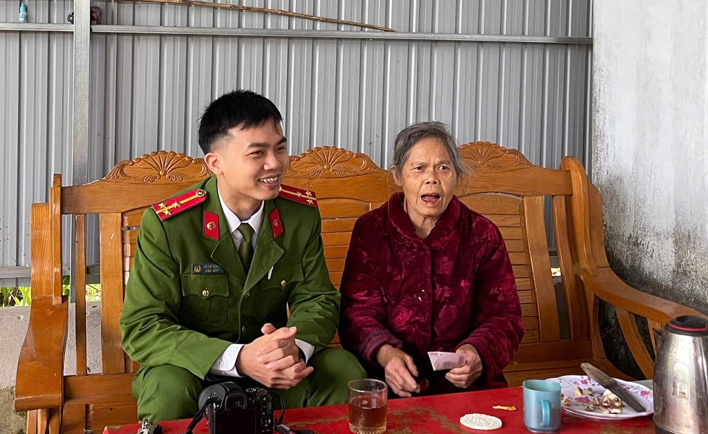 Công an xã thăm hỏi, động viên nữ Thanh niên xung phong