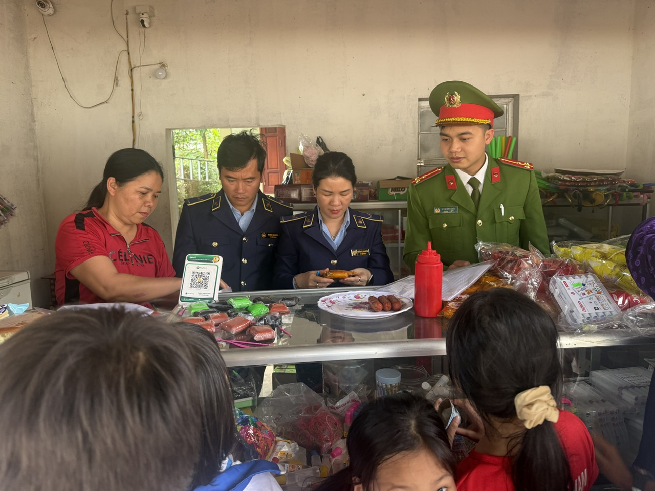 Đoàn công tác kiểm tra cơ sở kinh doanh khu vực cổng trường học	
