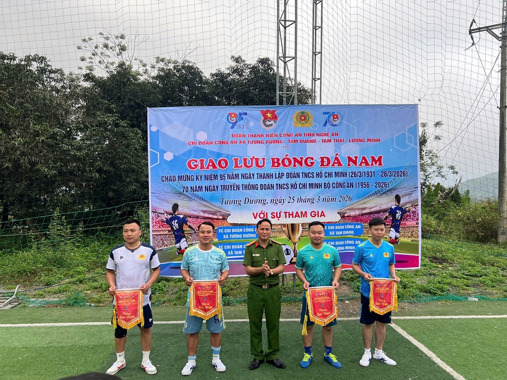 Chi đoàn Công an xã Tương Dương giao lưu bóng đá nam