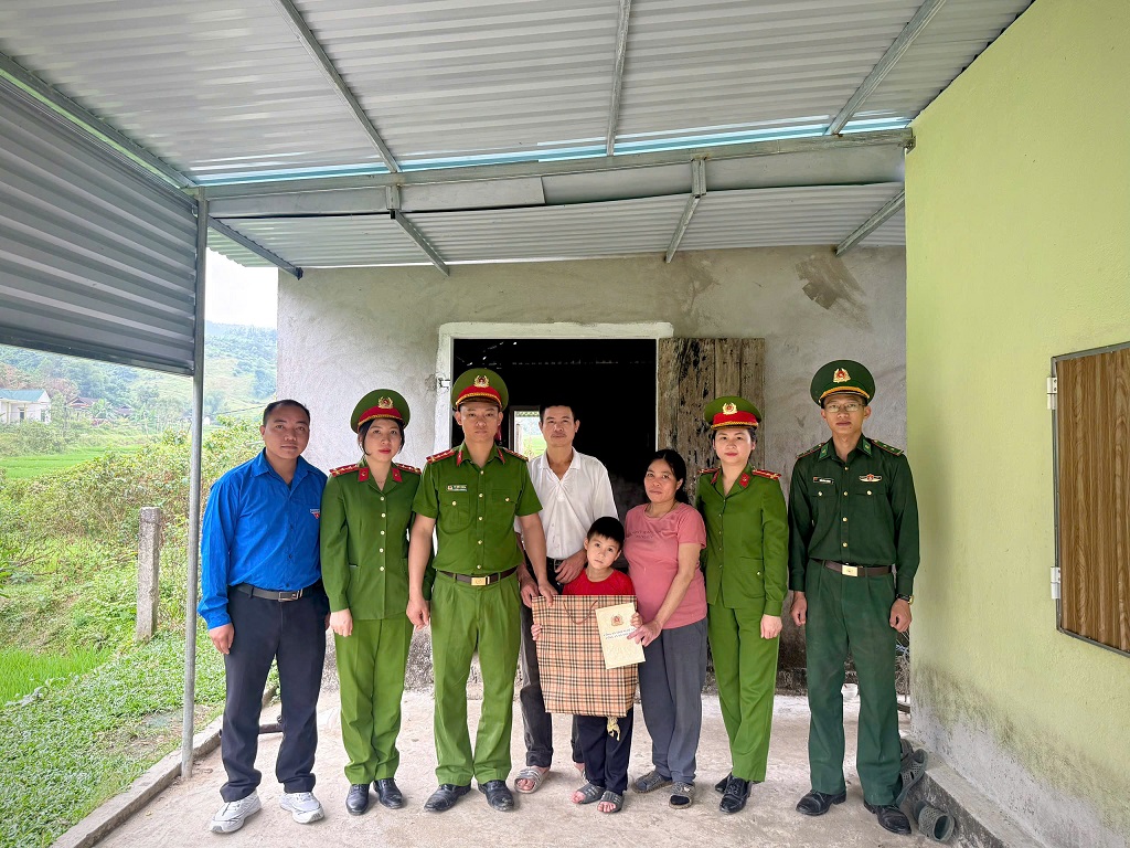 Công an xã Anh Sơn thăm hỏi, động viên và trao quà tặng em Lô Bảo Yên
