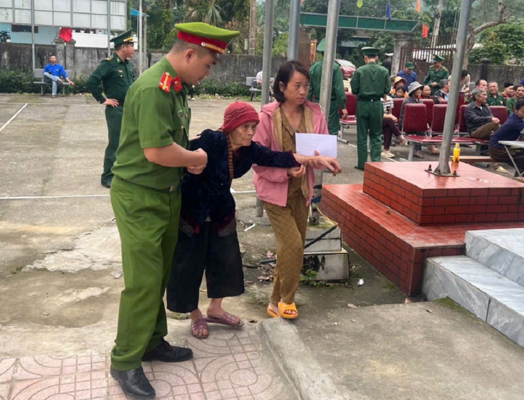 CBCS Công an xã Anh Sơn hỗ trợ người dân vùng biên tại bản Vều