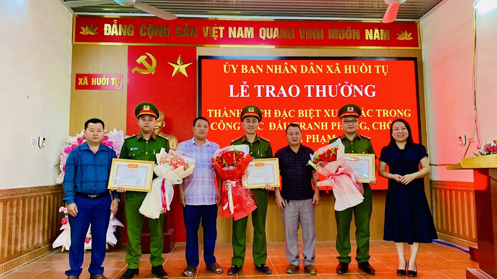 Xã Huồi Tụ trao thưởng đột xuất Công an xã lập công bắt đối tượng truy nã đặc biệt nguy hiểm