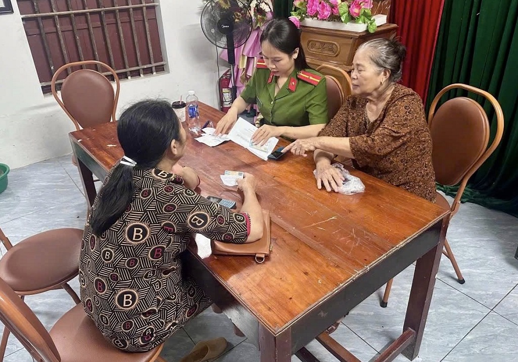 Công an xã hướng dẫn trực tiếp người dân 