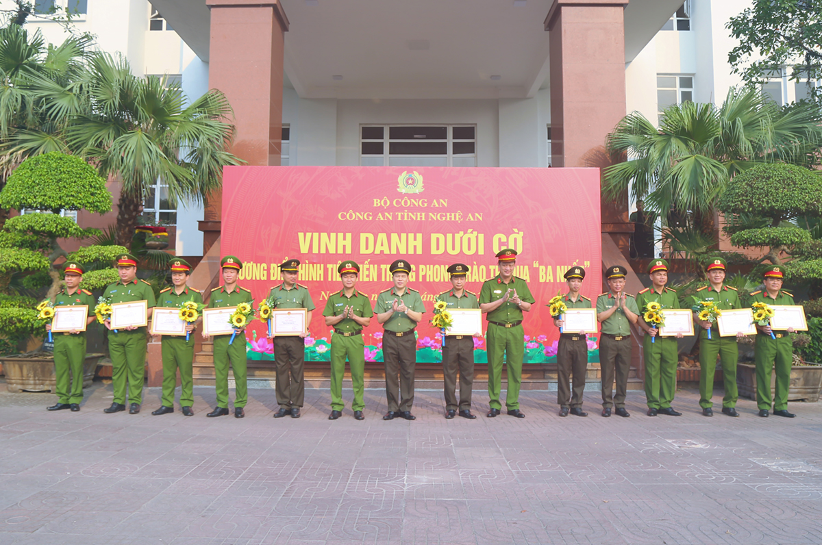 Vinh danh dưới Cờ 10 tập thể điển hình tiên tiến trong phong trào thi đua 