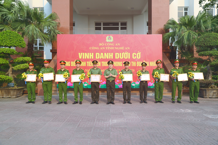 Thừa ủy quyền, đồng chí Đại tá Trần Hồng Quang, Phó Bí thư Đảng ủy, Phó Giám đốc Công an tỉnh trao tặng Giấy khen và vinh danh 10 tập thể tiêu biểu, xuất sắc trong phong trào thi đua “Ba nhất