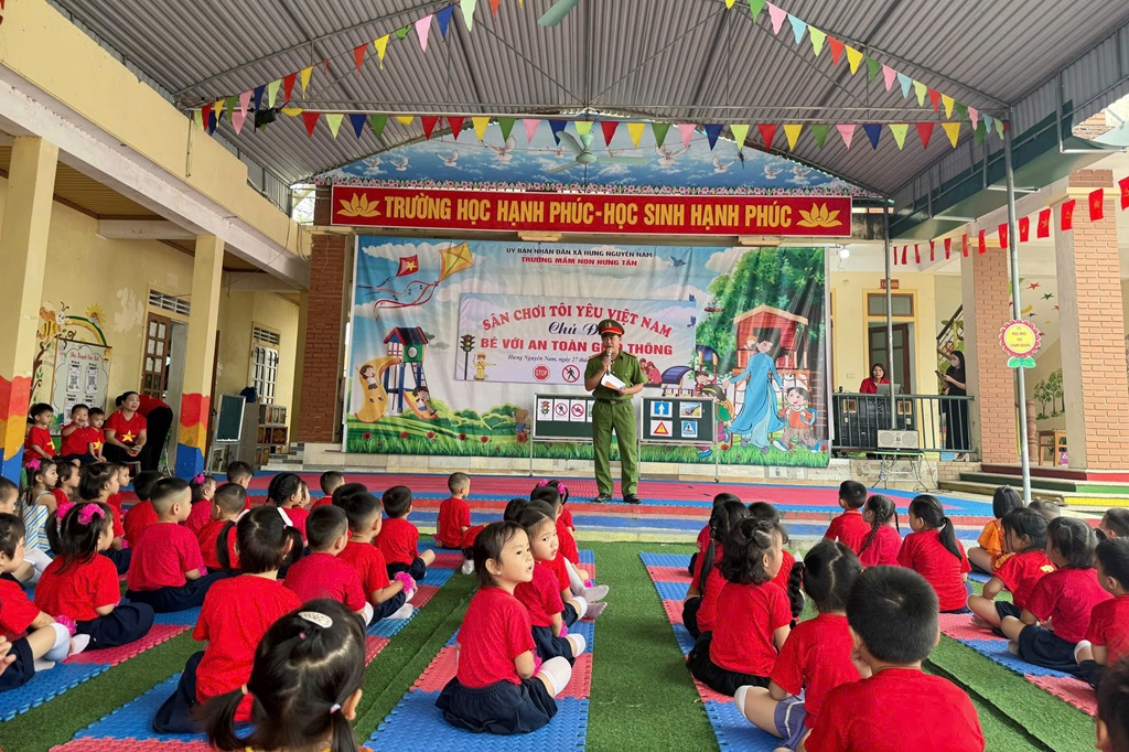 Công an xã Hưng Nguyên Nam tuyên truyền pháp luật chủ đề “Bé với an toàn giao thông”