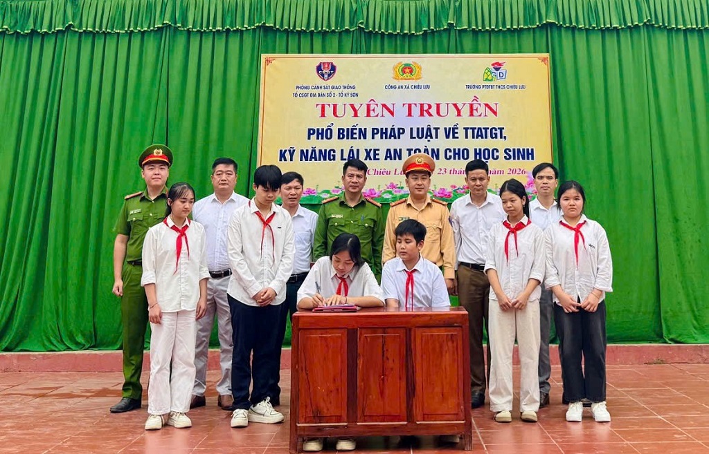 Công an xã Chiêu Lưu phối hợp tuyên truyền và phổ biến pháp luật về ATGT đường bộ