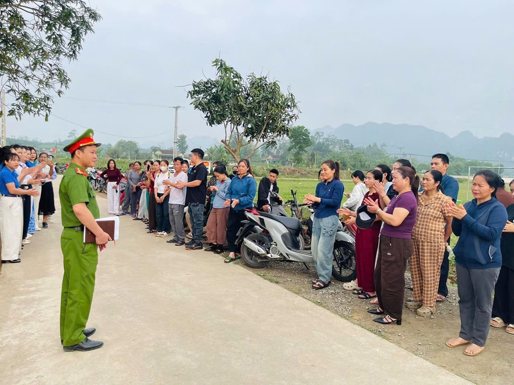 Công an xã Tân An tuyên truyền pháp luật tại trường học