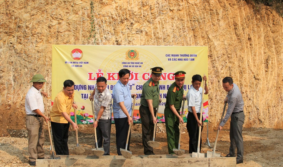 Đại biểu thực hiện nghi thức khởi công xây nhà