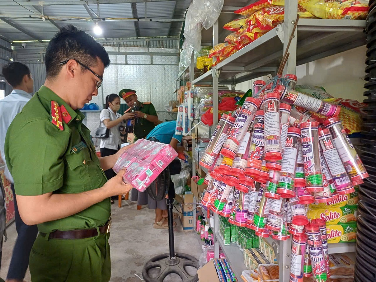 Công an xã Hữu Kiệm kiểm tra, đảm bảo an toàn hàng hóa