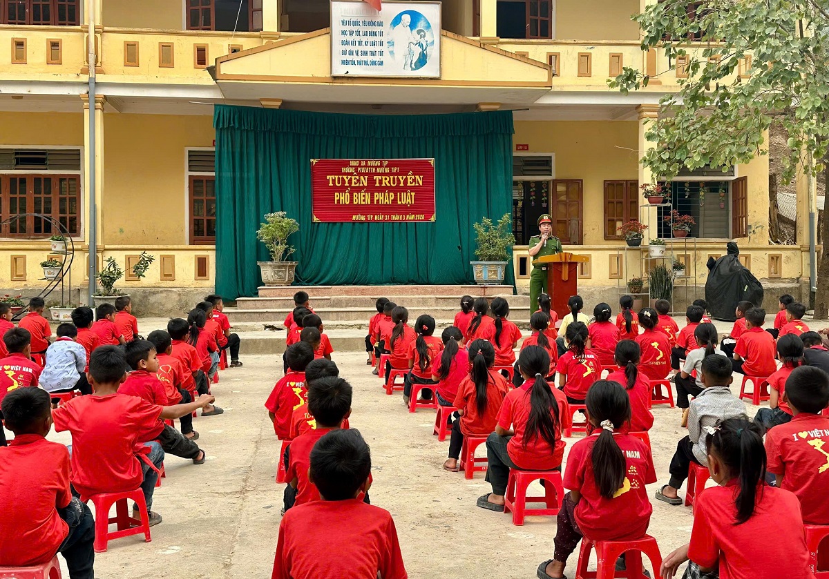 Công an xã Mường Típ phối hợp tuyên truyền, phổ biến giáo dục pháp luật