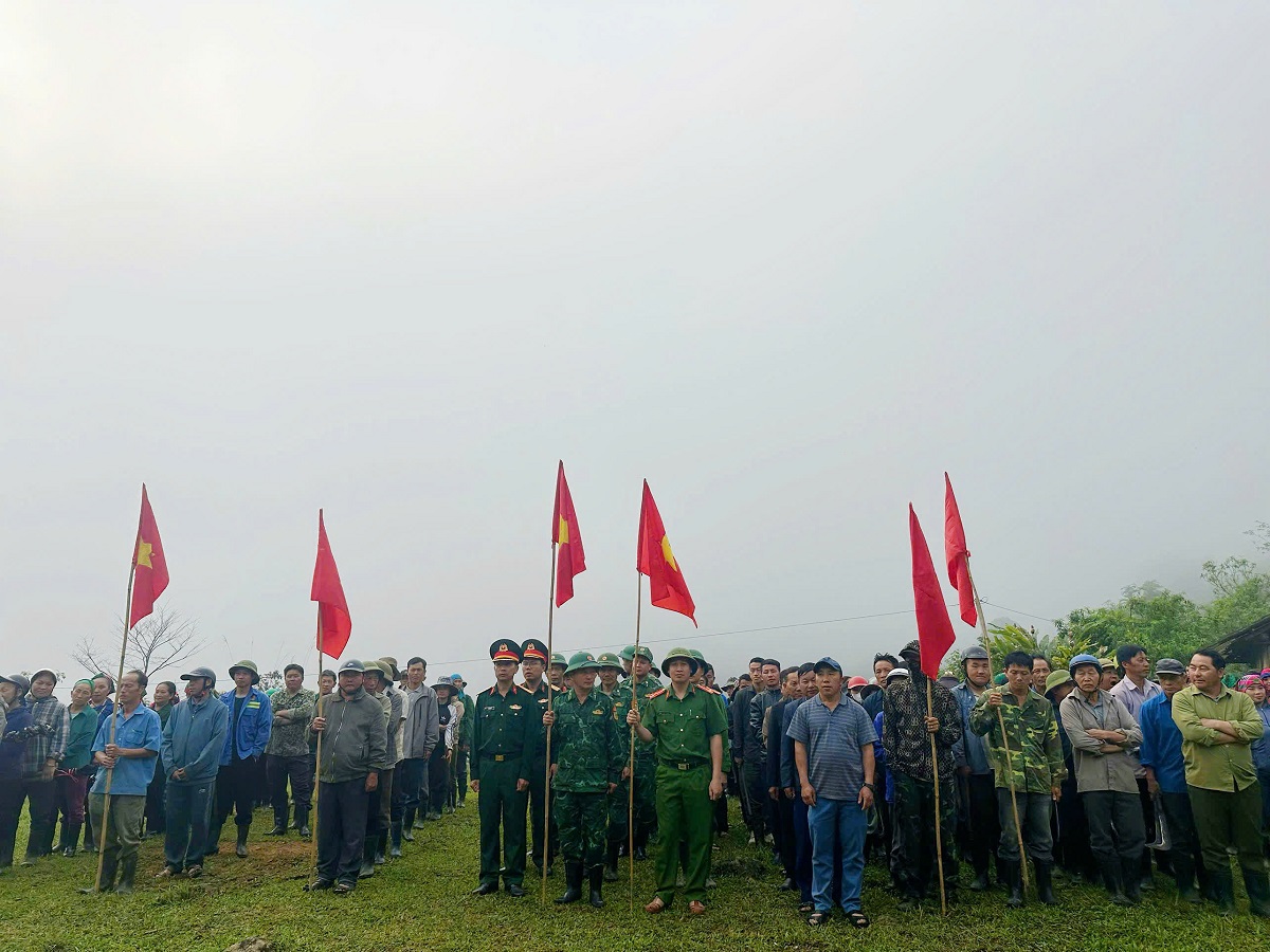 Công an xã Na Ngoi tích cực tham gia làm đường giao thông nông thôn năm 2026
