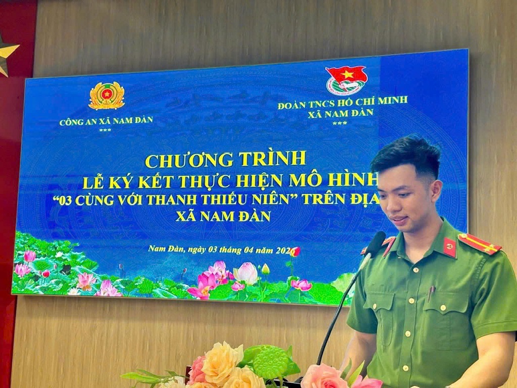 Đại diện Công an xã phát biểu 