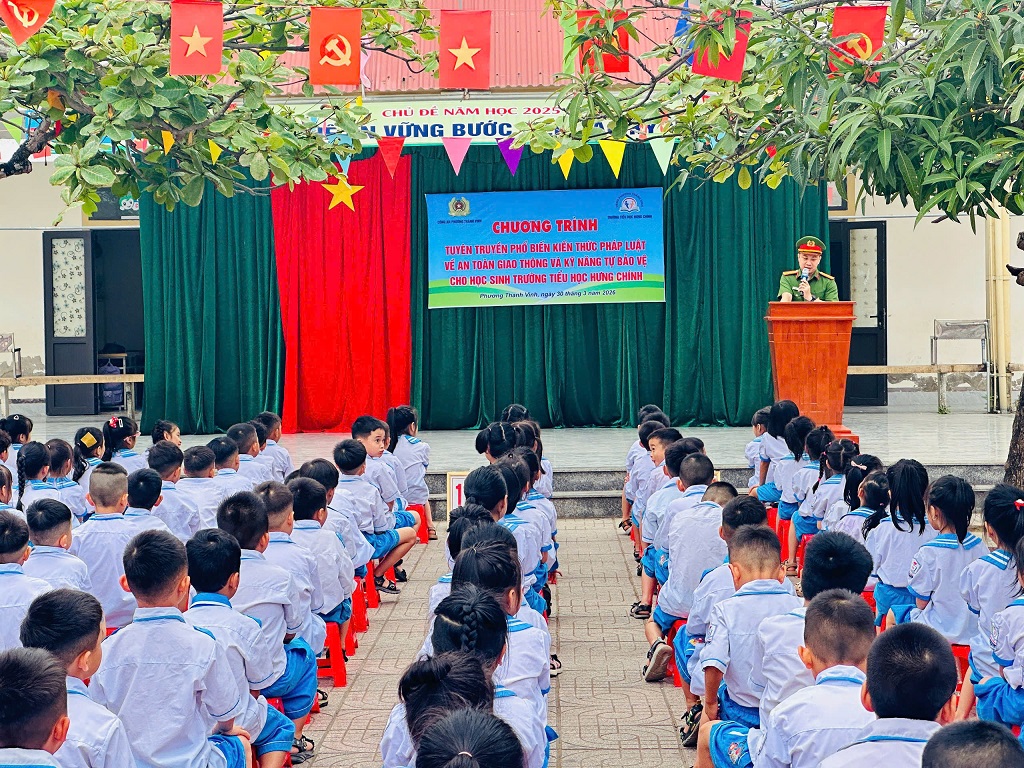 Công an phường Thành Vinh tuyên truyền pháp luật tại Trường Tiểu học Hưng Chính