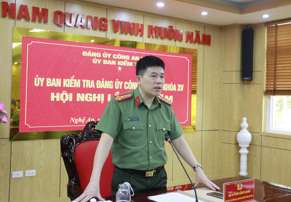 Đồng chí Đại tá Trần Hồng Quang, Phó Bí thư Đảng ủy, Phó Giám đốc, Chủ nhiệm UBKT Đảng ủy Công an tỉnh phát biểu chỉ đạo tại Hội nghị 
