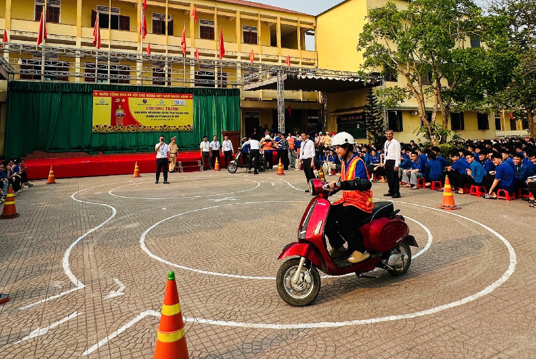 Học sinh thực hành kỹ năng lái xe an toàn