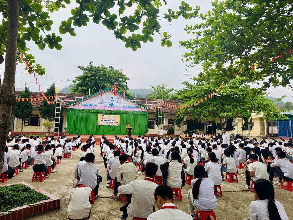 Công an xã Chiêu Lưu phối hợp tuyên truyền và phổ biến pháp luật về ATGT đường bộ
