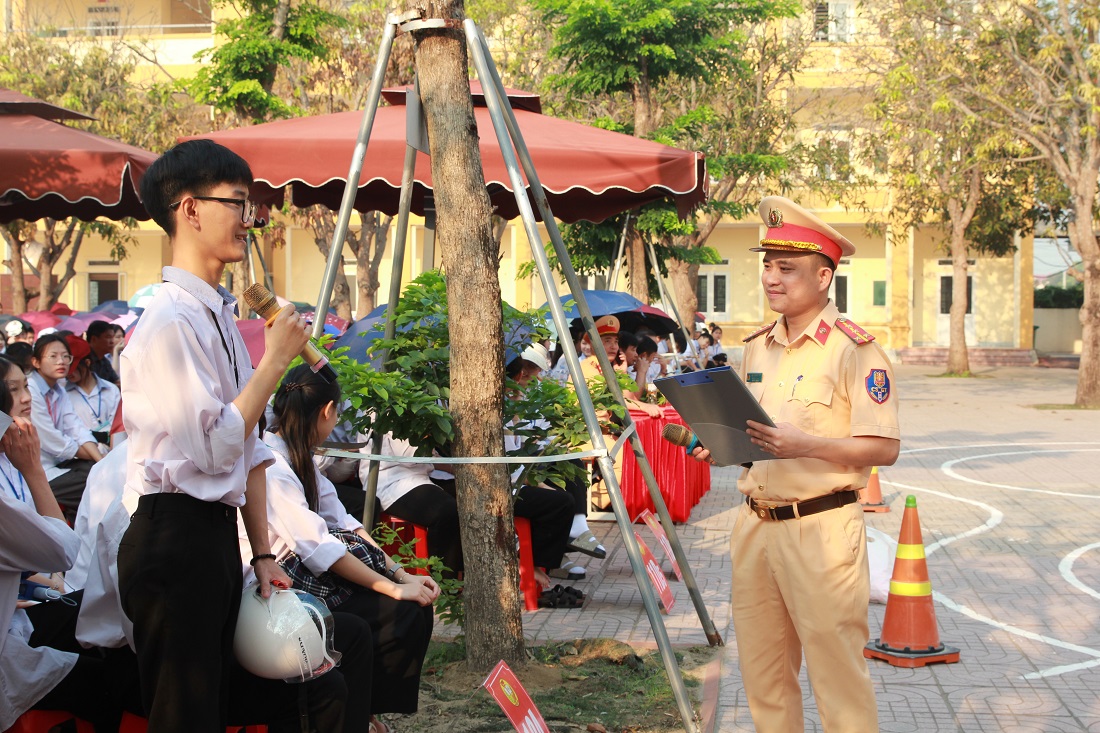 Học sinh hào hứng trả lời câu hỏi về Luật Giao thông đường bộ