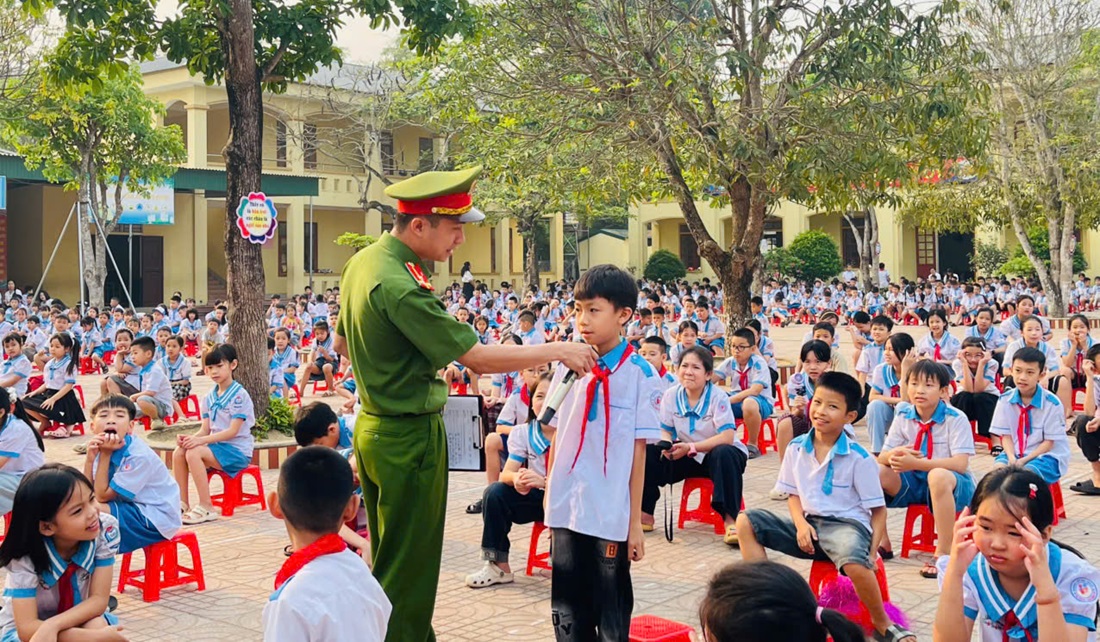 Công an xã Tân Kỳ tuyên truyền pháp luật về trật tự ATGT và phòng chống đuối nước