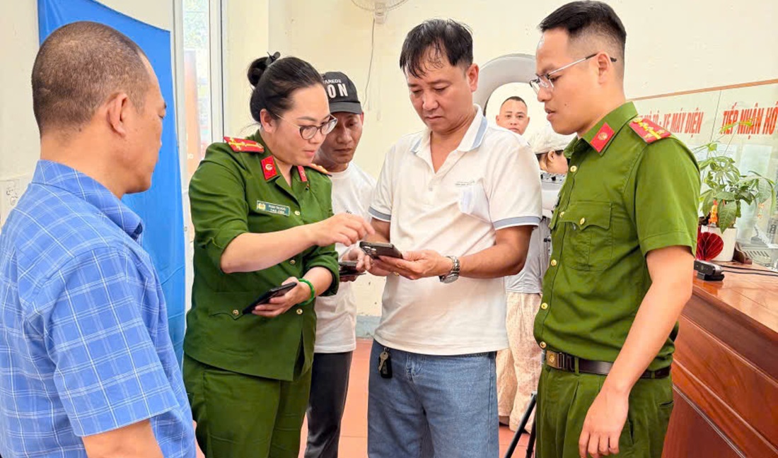 Công an xã Hưng Nguyên hướng dẫn, hỗ trợ công dân đăng ký, nộp hồ sơ thủ tục hành chính trên cổng dịch vụ công trực tuyến