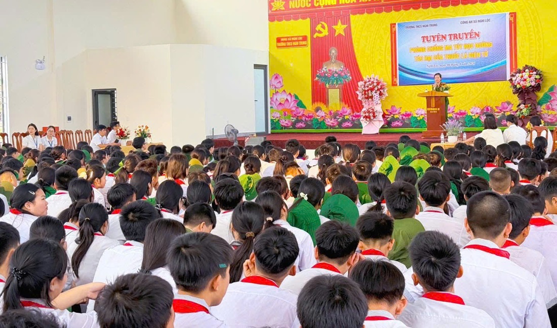 Công an xã Nghi Lộc tuyên truyền pháp luật về phòng, chống ma túy và thuốc lá điện tử tại trường học