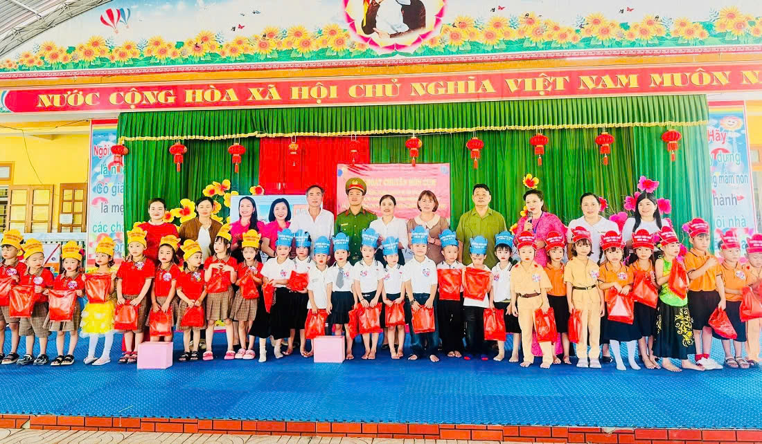 Công an xã Tiên Đồng tuyên truyền pháp luật về an toàn giao thông