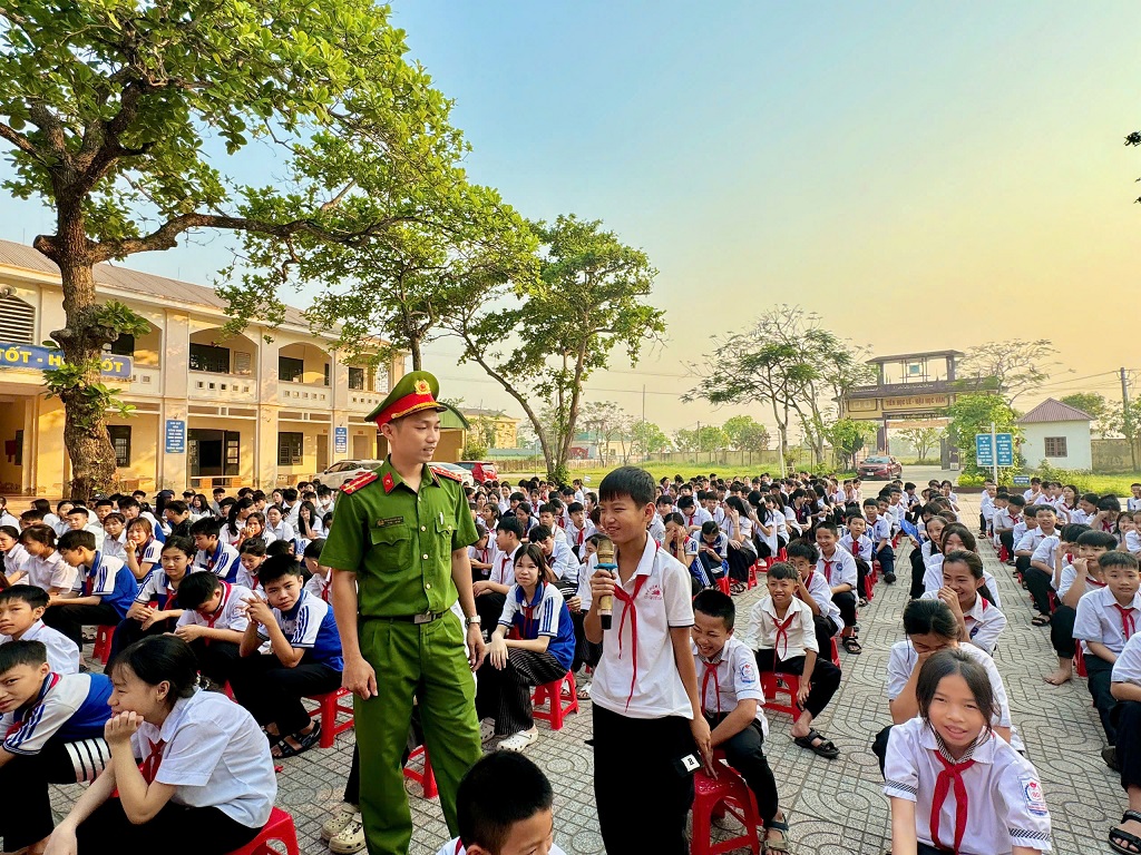 Công an xã Thiên Nhẫn tuyên truyền PCCC tại trường học