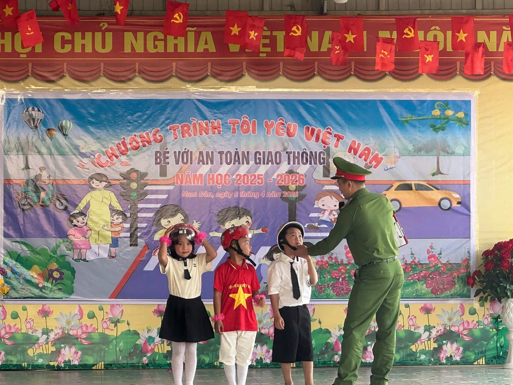 Công an xã Nam Đàn phối hợp tuyên truyền Luật an toàn giao thông thông qua chương trình 