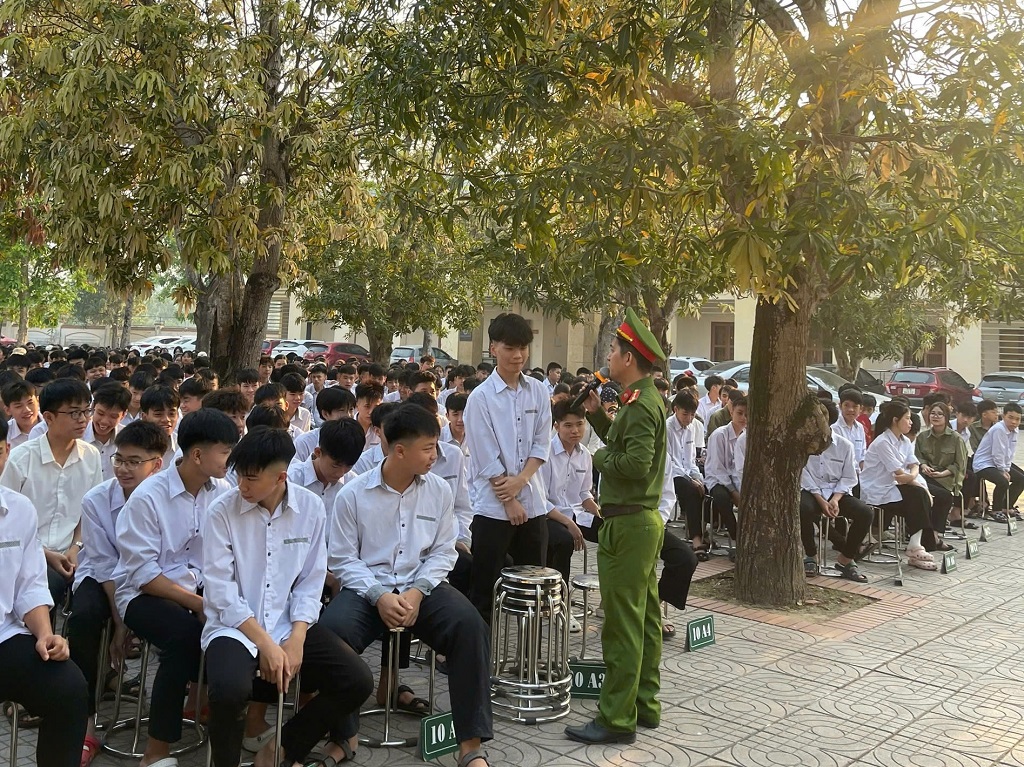 Công an xã Kim Liên tuyên truyền Luật an toàn giao thông