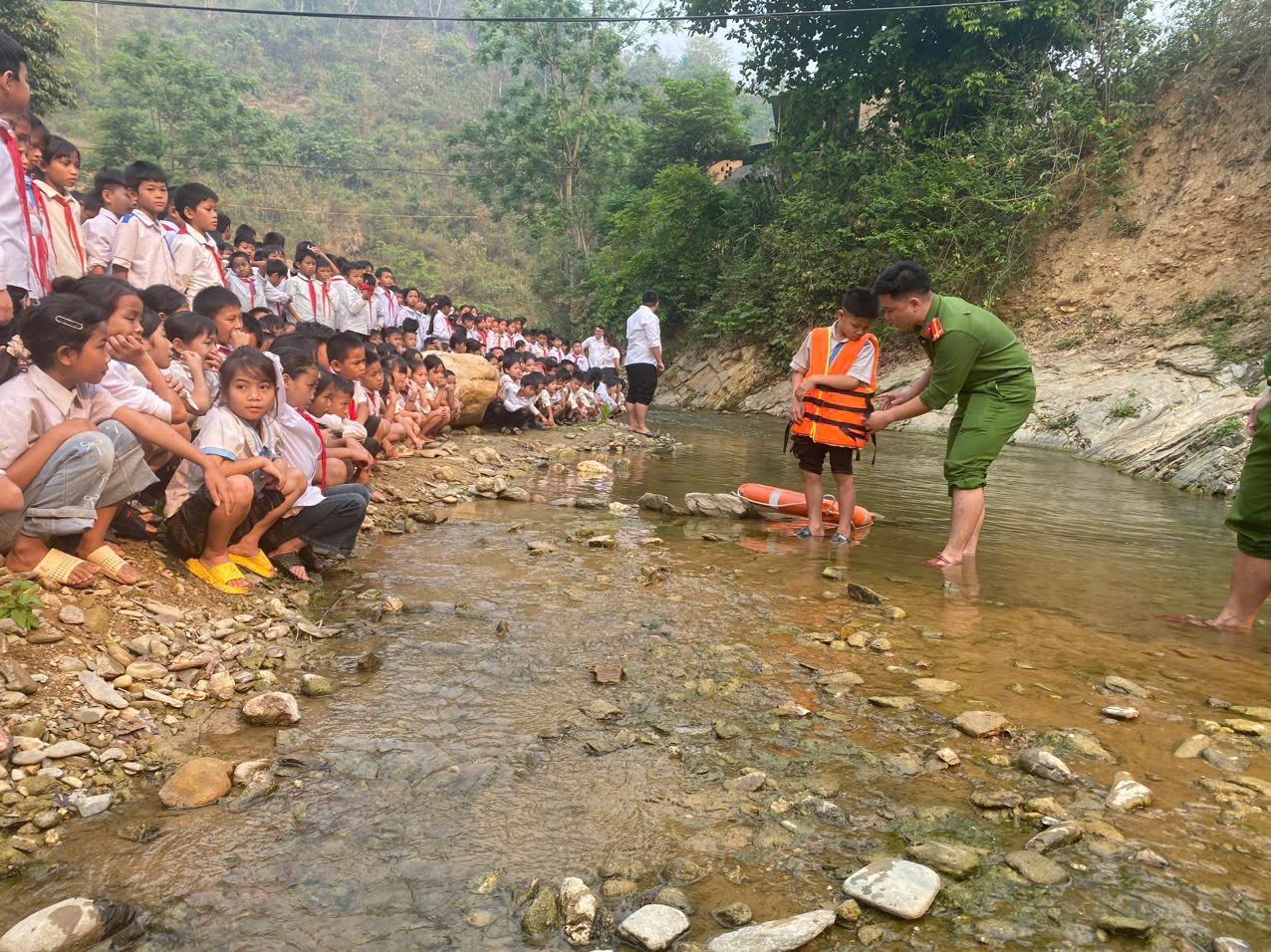 Công an xã Lượng Minh tuyên truyền luật ATGT và phòng, chống đuối nước cho học sinh