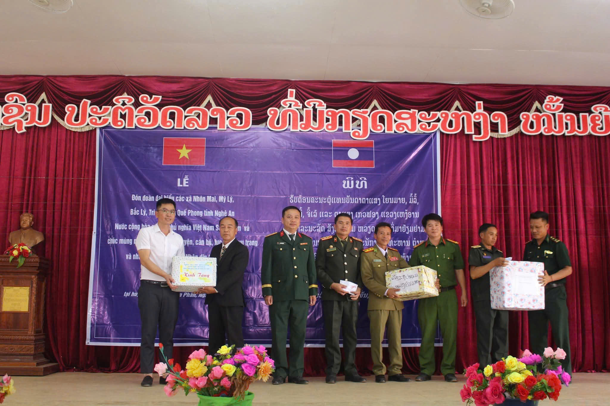 Công an xã Nhôn Mai tham gia cùng đoàn công tác tặng quà chúc Tết Đảng bộ, chính quyền, lực lượng Công an và Nhân dân huyện Mường Quắn, tỉnh Hủa Phăn