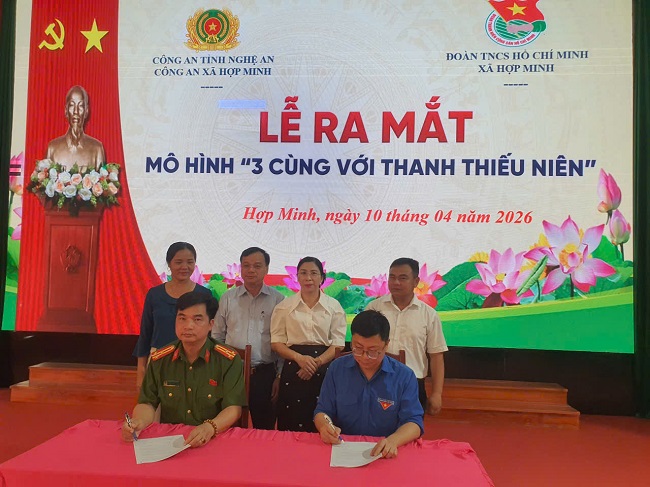 Công an xã Hợp Minh ký kết thực hiện mô hình 