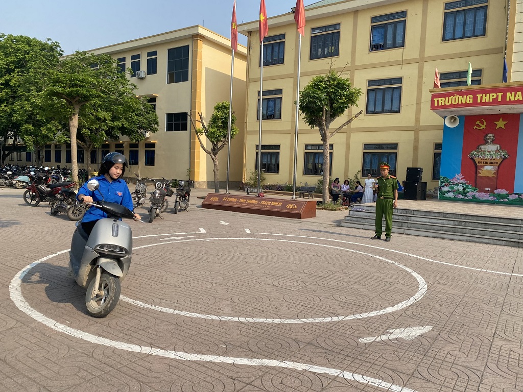 Hơn 1.800 học sinh được tuyên truyền Luật An toàn giao thông và hướng dẫn kỹ năng lái xe an toàn