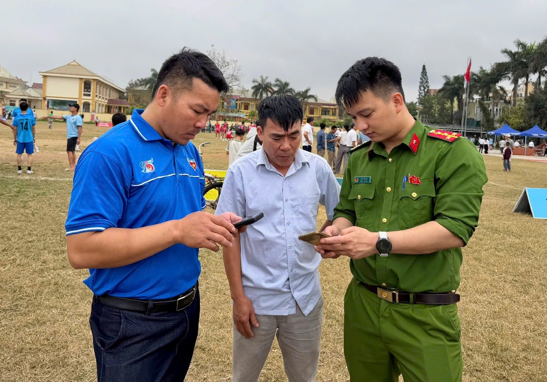 Công an phường Hoàng Mai hỗ trợ người dân tích hợp tài khoản an sinh xã hội