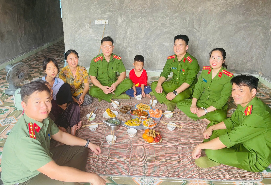 Công an phường Hoàng Mai chuẩn bị “Bữa cơm yêu thương”