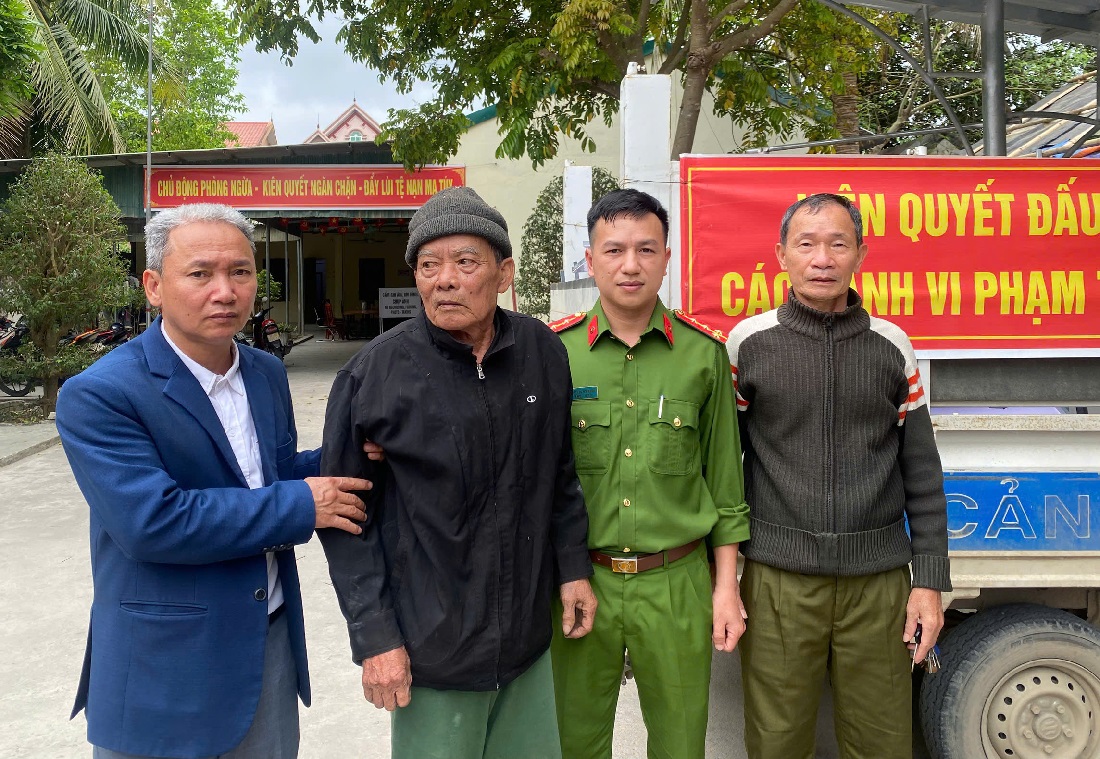 Gia đình đến trụ sở Công an phường Hoàng Mai đón ông Võ Quang Hợi về nhà