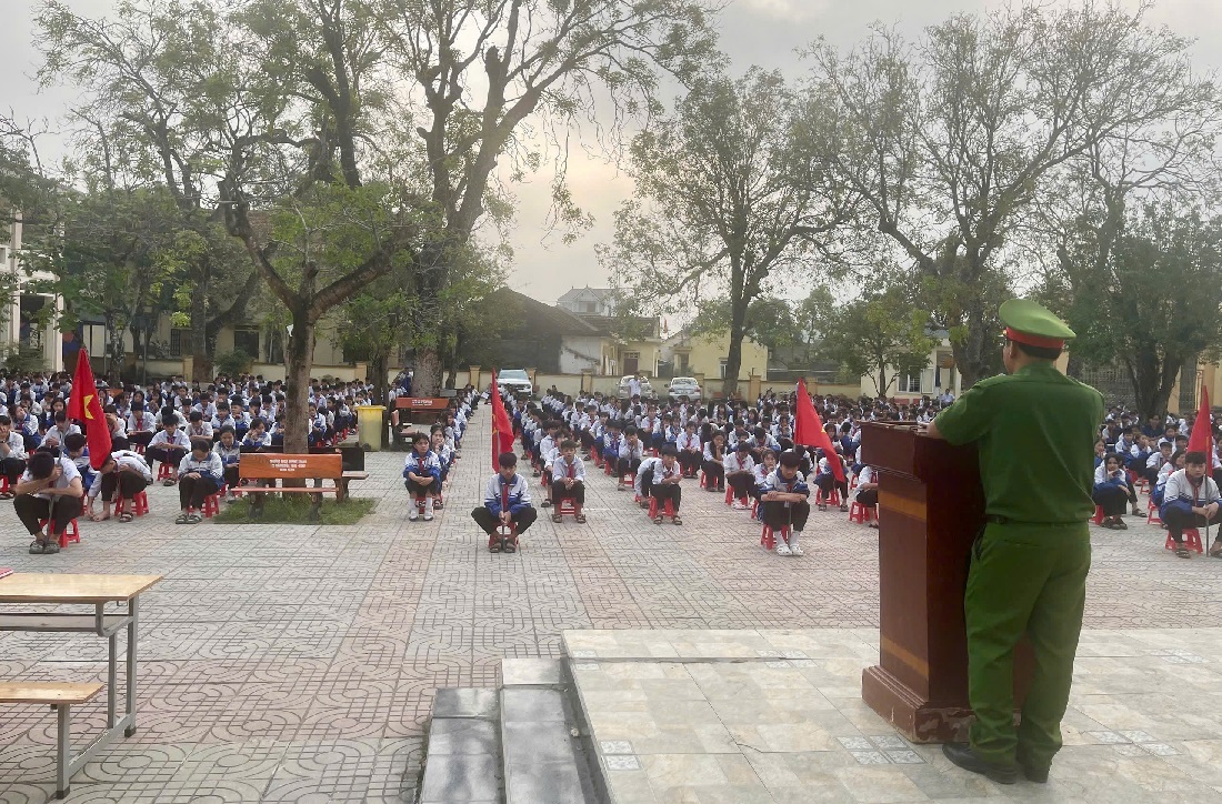 Đông đảo học sinh tham gia buổi tuyên truyền