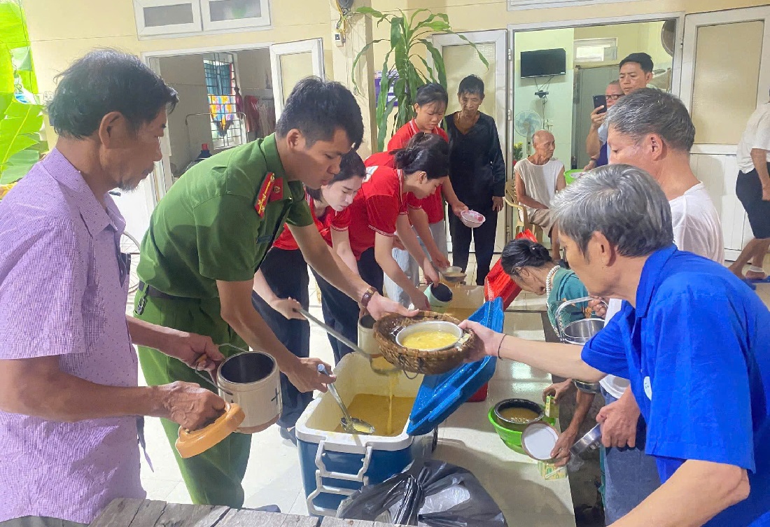 Công an phường Tân Mai phát cháo đến bệnh nhân