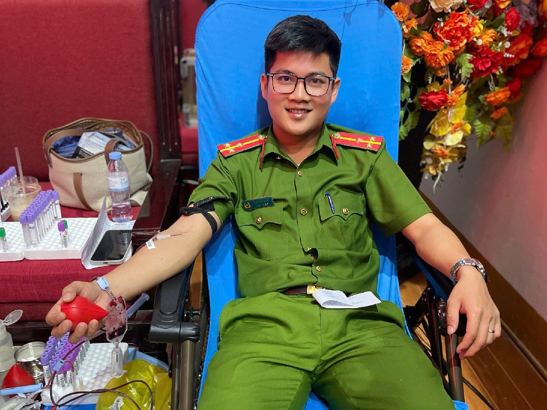 Đoàn viên, thanh niên hiến máu tình nguyện