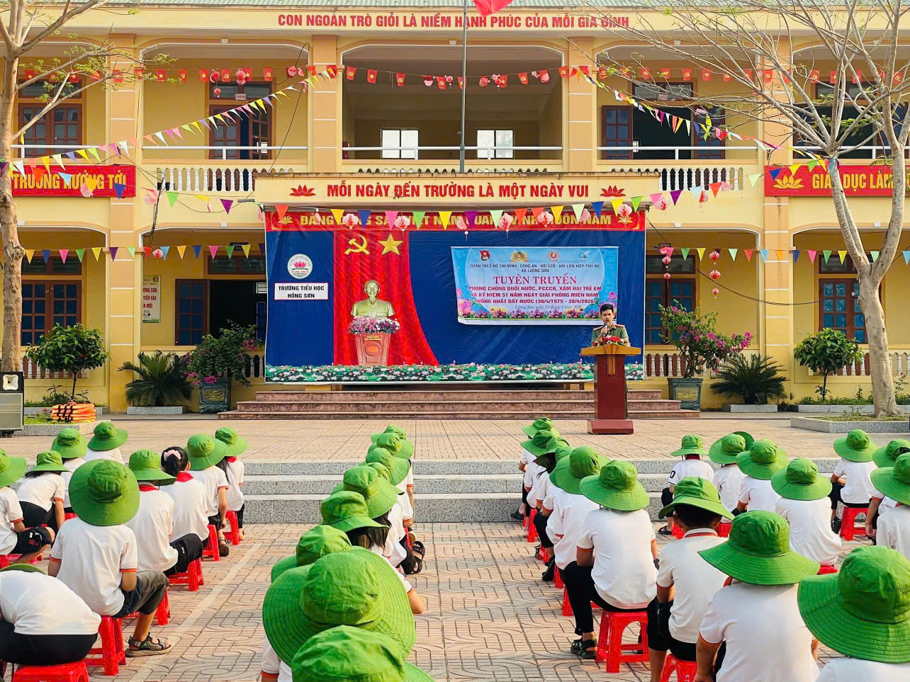 Tuyên truyền kỹ năng phòng ngừa rủi ro và giáo dục truyền thống cho học sinh