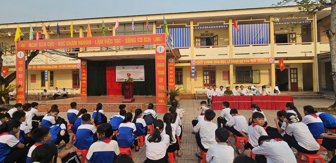 Công an xã Hùng Châu tuyên truyền, phổ biến pháp luật cho học sinh THCS