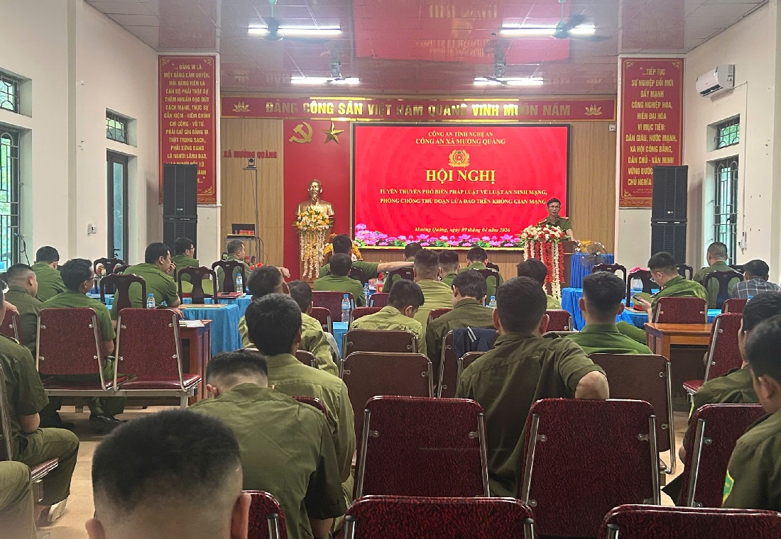 Công an xã Mường Quàng tuyên truyền pháp luật về an ninh mạng, phòng chống lừa đảo trực tuyến