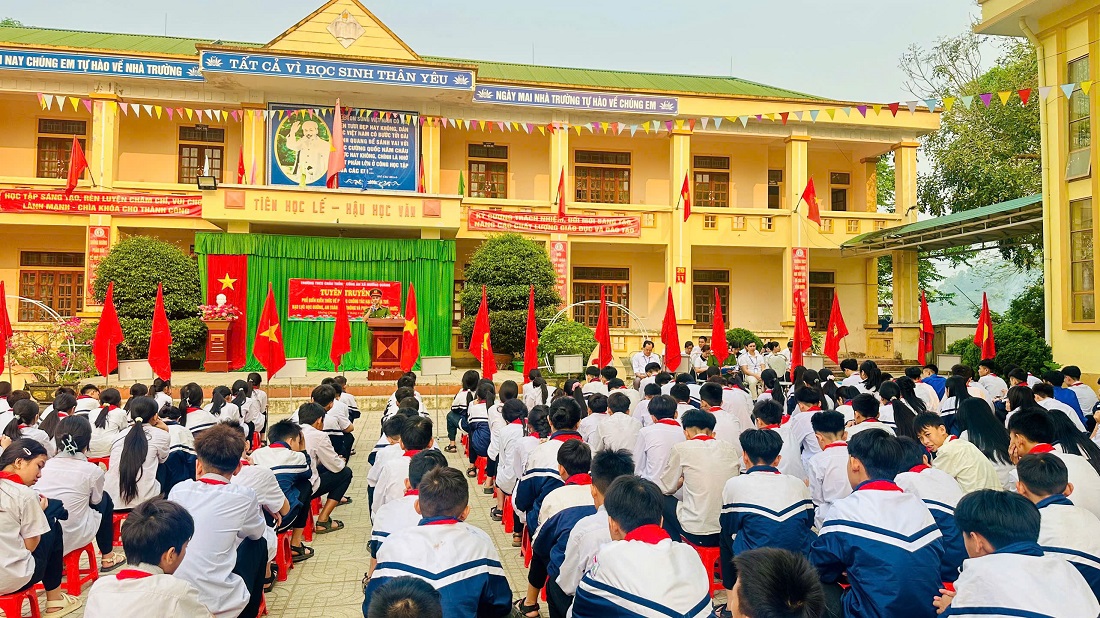 Công an xã Mường Quàng tuyên truyền pháp luật cho học sinh THCS