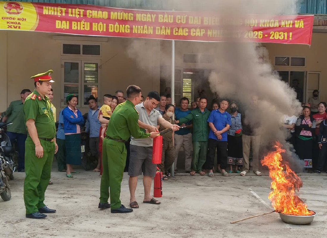Công an xã hướng dẫn người dân sử dụng bình chữa cháy