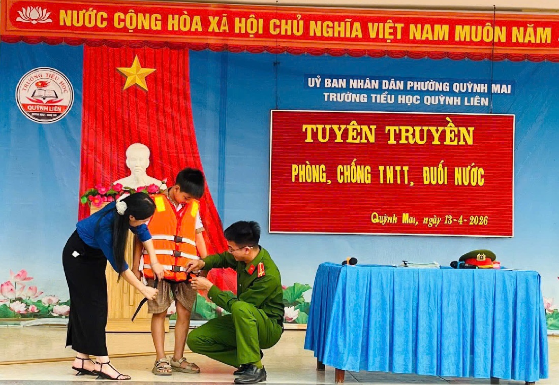 Công an xã hướng dẫn học sinh cách sử dụng áo phao