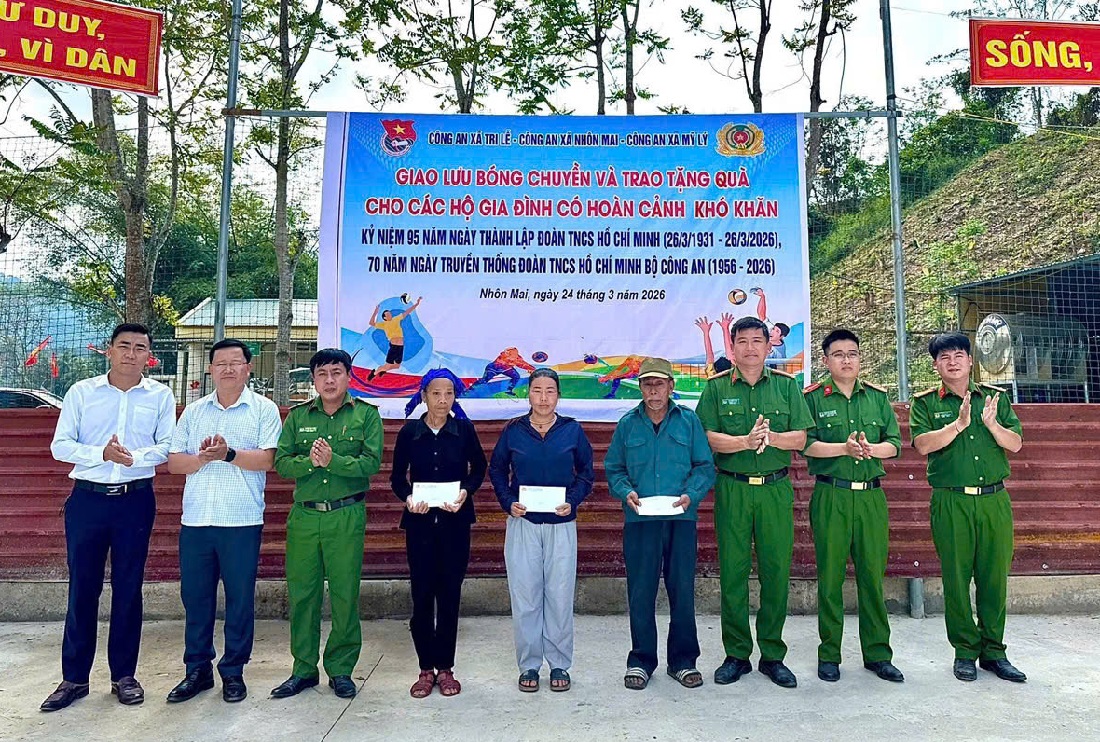 Giao lưu bóng chuyền, trao quà tặng gia đình có hoàn cảnh khó khăn