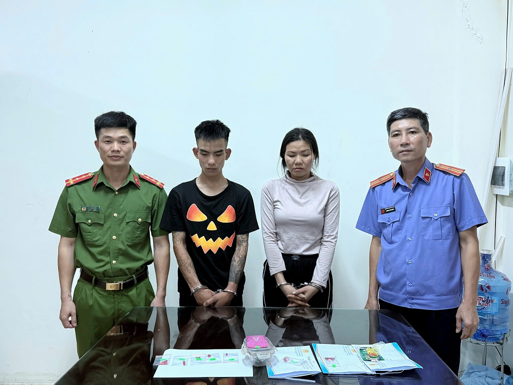 Hai đối tượng và tang vật tại cơ quan Công an